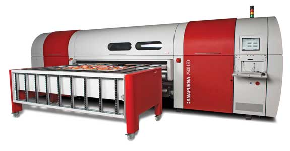 Das Hybrid-Drucksystem Anapurna 2500LED für UV-härtende Drucktinten mit einer Druckbreite von 2,5 m ist mit neuen UPH-2-Graustufen-Druckköpfen des Herstellers ausgestattet.