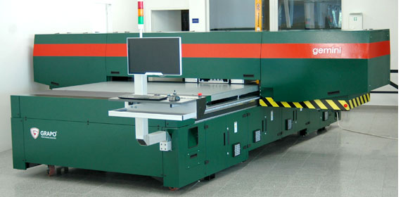 Der neue digitale Flachbettdrucker Gemini für das Großformat ist mit maximal 90 m2/h doppelt so schnell wie sein Vorgänger Manta.