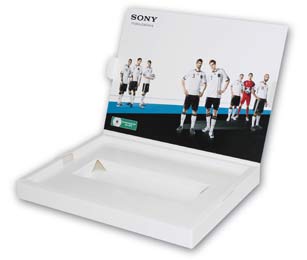 Mit neuer Fernsehtechnik den Stars und dem Ereignis Fußball-WM ganz nah: Ist die Box geöffnet wird der Betrachter mit der Leistungsstärke der neuen 3-D-Technik mit Hilfe eines Hologramms vertraut gemacht.