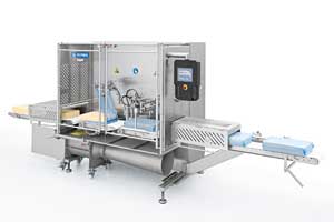 Die Folienauspackmaschine FAP entpackt Käseblöcke mit bis zu 550x350x150 Millimetern bei einer maximalen Laufgeschwindigkeit von etwa acht Blöcken pro Minute