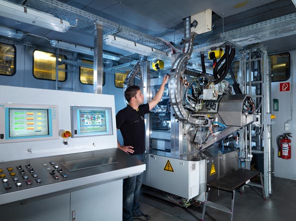Eingebettet in die Dosenfertigungslinie arbeitet die Digitaldruckmaschine die Aufträge auflagengemäß ab - dazu wird die benötigte Dosenanzahl aus dem Prozess ausgeschleust, bedruckt und anschließend wieder in die Linie zurückgeführt.