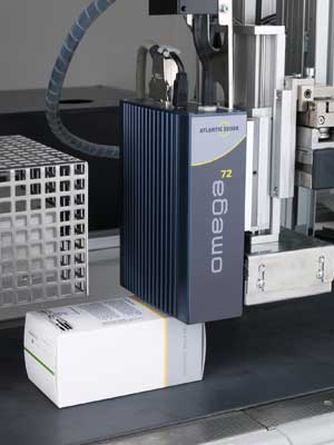 Der digitale Inkjet-Drucker Omega 72i zur vertikalen Bedruckung bietet hohe Druckqualität bei großen Produktionsgeschwindigkeiten.