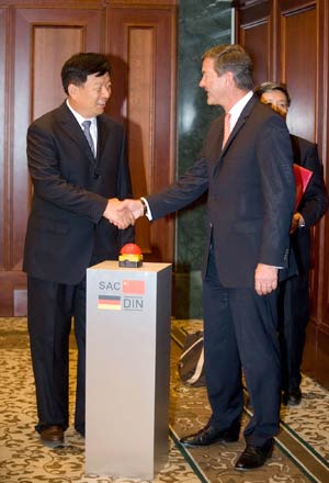 Bei der Eröffnung des Portals drückten DIN-Direktor Dr. Torsten Bahke und Wei Chuanzhong, Vize-Administrator von AQSIQ (General Administration of Quality Supervision, Inspection and Quarantine of China) gemeinsam den Startknopf.