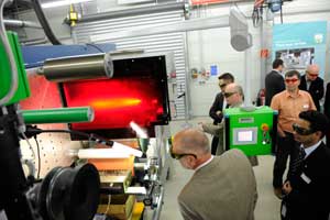 Bei Produkt-Vorführungen im Henkel-Technikum konnten sich die Teilnehmer von den Vorteilen UV-härtender Haftklebstoffe überzeugen.