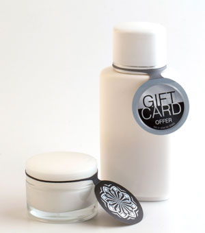 Im Segment Kosmetik können beispielsweise Stylingtipps einen echten Mehrwert für die Konsumenten bedeuten. Ebenso sind gute Testergebnisse, Auszeichnungen, Spenden und Sponsoring o.ä. mit Hilfe der Anhänger-Etiketten kommunizierbar.