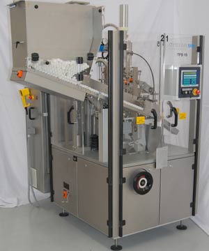 Inline arbeiten in dieser Tubenlinie nach der Tubenzuführung der hier dargestellte Füller für Metalltuben sowie abschließend der Kartonierer.