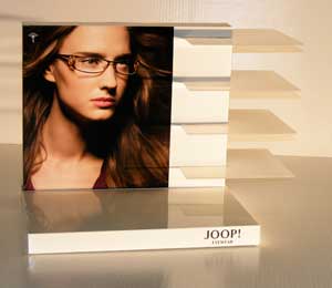 Modisches Accessoire mit hohem Luxusfaktor: Thekendisplays von Panther unterstützen viele Markenhersteller bei der Vermarktung der "Eyeware".