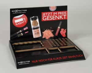 Das Thekendisplay für eine Sonderserie hochwertiger Nagellacke und weiterer Kosmetika von Max Factor verlockt zu Impulskäufen.