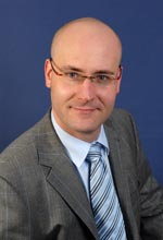 "Wir können den Folien aus dem neuen Material Bio-Flex*+®+* F 4110 ausgezeichnete Schrumpfeigenschaften und Zuhaltekräfte attestieren," so Patrick Zimmermann, Leiter Marketing und Vertrieb bei FKuR.