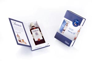 Die limitierte Weihnachtsaktion von Ballantine’s: der Whisky in Buchform als schönes und außergewöhnliches Präsent ist bereits im Handel erhältlich.