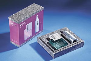 Asiatisch feiner Duft in technisch anmutender Verpackung: Der elegante Grauton und die Kastenform der in diesem Segment ungewöhnlichen EPP-Verpackung ziehen Aufmerksamkeit an.