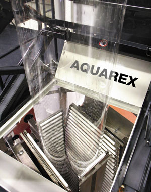 Die Blasfolienanlage Aquarex stellt die Extrusion auf den Kopf, denn sie produziert von oben nach unten und verwendet Wasser anstelle von Luft als Kühlmedium. Die so hergestellten Folien zeichnen sich u.a. durch eine sehr hohe Transparenz aus.