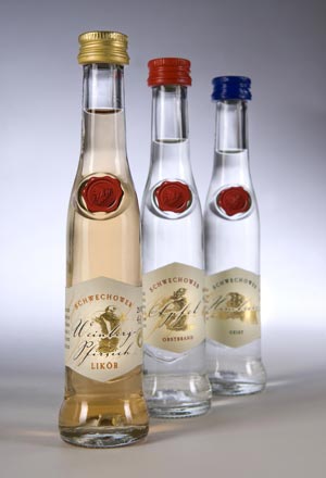 O-I produziert die neuen 40 ml-Glasflaschen mit Siegelemblem, die das Gut Schwechow nun maschinell etikettieren kann.