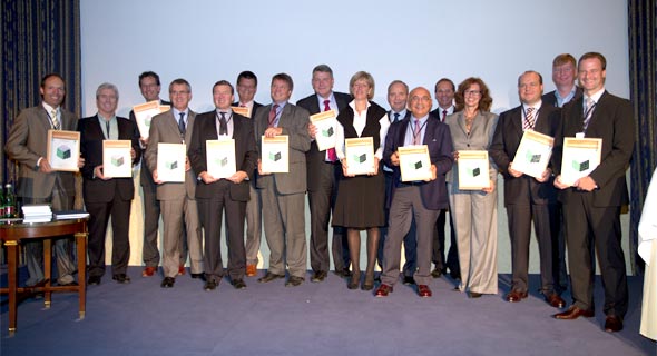 Preisträger des diesjährigen Pro Carton/ECMA-Wettbewerbs: Miguel de la Posa, Jerry Kerins, Jules LeJeune, Guy Mallinson, John de Somer, Peter Karell, Öystein Aksnes, Per Lundeen, Claudia Rivinius, Richard Dalgleish (Pro Carton), Tonino Dominici, Roland Rex (Pro Carton), Uli Kempf, Clemens Stockinger, Malcolm Sinclair, Gerhard Brecka.