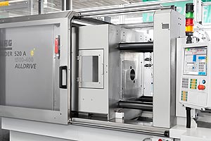 Auf einem elektrischen Allrounder 520 A in Reinraumaustattung werden mit einem 32-fach-Werkzeug Barrels gespritzt. Besonders interessant sind die Edelstahl-Einhausung des Formschlusses und die korrosionsbeständigen Aufspannflächen.