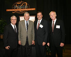 Lee Sleiter, Geschäftsführer Pemco, Tom Petri, U.S. Abgeordneter, Martin Weickenmeier, Vorsitzender der Geschäftsführung Körber PaperLink, Richard Bauer, Vorstandsvorsitzender Körber AG (von links) bei der Feier zum Jubiläum der Pemco Inc.