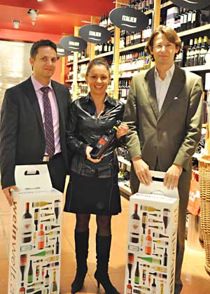 Präsentieren im Interspar zu Salzburg den von der STI Group produzierten Weintrolley: (v.l.n.r.) Alexander Grill und Simone Glinik von Interspar gemeinsam mit Robert Pachler (GF Go-Caddy).
