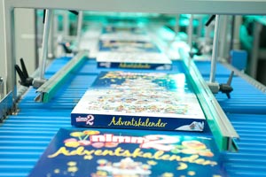 Konfektionierung leicht gemacht: In der vollautomatischen Pick and Place-Anlage im Packaging Service Center von colordruck Baiersbronn finden Roboter für jede Leckerei den richtigen Platz im Adventskalender.