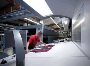 Bei der Karl Knauer KG im badischen Biberach produziert seit Anfang 2010 die weltweit erste Sechsfarben-Speedmaster XL 145 mit Doppellack und Volllogistik.