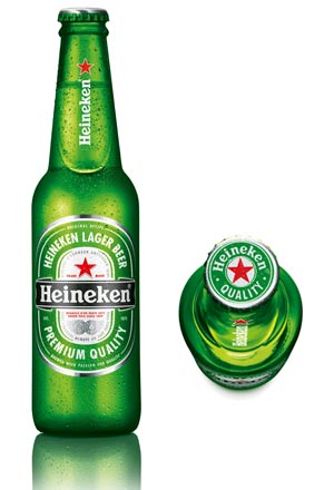 Neues Design für Heineken in aller Welt: Mit Beginn des kommenden Jahres werden neu gestaltete Flaschen - nur noch fünf Füllmengenvarianten - die Marke Heineken global neu positionieren. Neben einer Prägung sind es vor allem drucktechnische Details, die die Flaschenikone noch deutlicher in das Bewusstsein des Konsumenten verankern sollen.