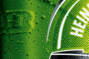 Dank der taktilen Farben kann man kleine Tröpfchen auf der Flasche erspüren.