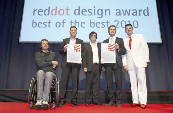 Im red dot design Museum, Essen, nahmen den „red dot: best of the best“ für das neue KHS Human Machine Interface entgegen: Professor Jürgen Späth, Projekttriangle Design Studio (2. v. li), Matthias Peisner, Fraunhofer Institut IAO (Mitte) und Wolfgang Buchkremer, Leiter Vorentwicklung KHS GmbH (2. v. re.). Zu der Auszeichnung gratulierten Professor Dr. Peter Zec, Initiator des red dot design award (re.) und Prof. Oliver Kartak, Teammitglied der red dot Jury (li.).