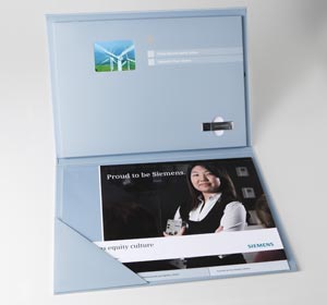Im Hardcover sind das Vidipri*+®+*, ein USB-Stick sowie gedruckte Unterlagen vereint.