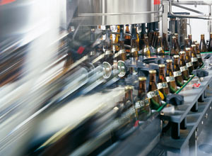 Preisstabilität und das ganze Spektrum der geforderten Eigenschaften verspricht Henkel mit der Einführung der synthetischen Etikettierklebstoffe Optal XP zu erfüllen. Einsatzgebiete sind Ein- und Mehrwegflaschen aus Glas.