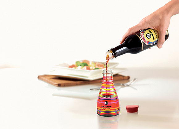 Umfüllen in die Limited-Edition: Die normale Flasche gehört zu den Designklassikern,  Die farbenfrohe Limited Edition bringt nun noch mehr Pep in den Würzalltag.