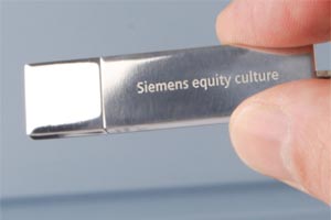 Der USB-Stick erhielt eine Lasergravur für die Aufschrift „Siemens Equity Culture).