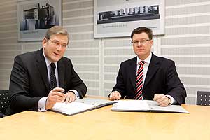 Pakt für die Ausbildung: Klaus Hofer (links), Leiter Human Resources bei Heidelberg und Dr. Dominic Deller, Geschäftsführer der Lincoln GmbH, unterzeichneten gestern einen Kooperationsvertrag, in dessen Rahmen Auszubildende der Lincoln GmbH einen Teil ihrer Ausbildung bei Heidelberg absolvieren werden.