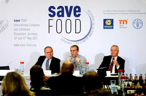 Werner Dornscheidt, Vorsitzender der Geschäftsführung der Messe Düsseldorf; Robert Van Otterdijk, Beauftragter für Agrarwirtschaft, Abteilung Ländliche Infrastruktur und Agrarwirtschaft in Rom; Prof. Dr. Klaus Töpfer, derzeit Exekutivdirektor des IASS (Institute for Advanced Sustainability Studies e.V., Potsdam). (v.l.n.r)