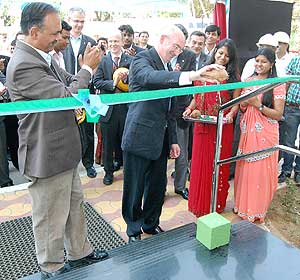 Dr. Tony Van Osselaer (Mitte), Mitglied des Executive Committee von Bayer MaterialScience, weihte die neue Polyisocyanatanlage in Indien ein.