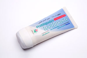 Allveggie nutzt für die Zahnpasta Prabhupada's erstmals eine Tube aus vollständig biologisch abbaubaren Biokunststoffen von FKuR.