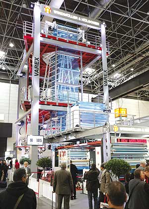 Ein Beispiel aus dem aktuellen Maschinenprogramm von W&H: Die 5-Schicht-Blasfolienanlage Varex, gezeigt auf der "K 2010". Mit einer Ausstoßleistung von 1000 kg/h mit einem Düsendurchmesser von 400 mm war sie die leistungsstärkste Anlage auf der gesamten Messe.