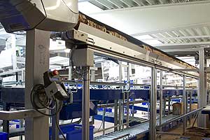 An den Packstationen ist die Bereitstellung des Verpackungsmaterials in ausreichender Menge über Photozellen gesteuert.
