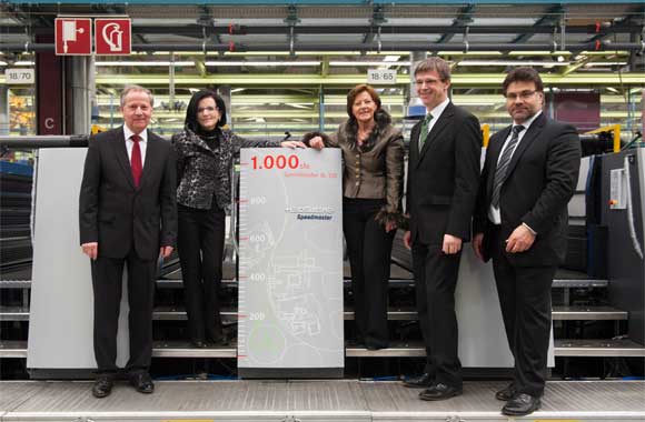 Teilnehmer  der Feier für die 1.000. Speedmaster XL 105 am Standort Wiesloch-Walldorf: Herbert Klumpp (lins), Sprecher der Geschäftsführung und Thomas Pfefferle (rechts), Geschäftsführer bei colordruck, Stephan Plenz, Vorstand Equipment bei Heidelberg sowie die beiden colordruck-Gesellschafterinnen Renate Bengel (dritte von rechts) und Marlis Schwedes. 