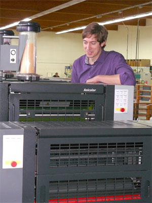 Freut sich über hohe Qualität und niedrige Fixkosten: German Brodbeck an der Heidelberg Speedmaster SM 52 Anicolor.