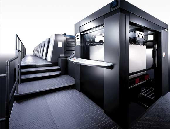 Die Speedmaster XL 105 als hochgesetzte Maschine mit Logistiksystem.