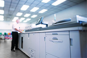 An dem Ricoh Pro C901 Graphic Arts Edition wird dem Fachpublikum unter anderem das Zusammenspiel mit einer Offset-Druckmaschine in der Praxis vorgestellt.