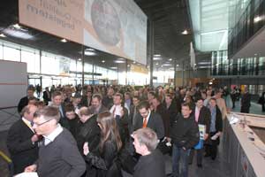 Der Stau an den Eingängen täuscht nicht. Mit 22.200 Gästen verzeichnete die LogiMat 2011 einen neuen Besucherrekord.