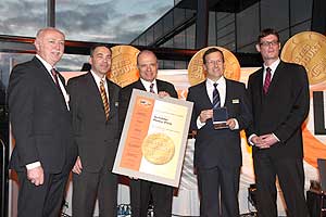 Das Team von SSI Schäfer International um Geschäftsführer Rudolf Keller (Mitte) konnte sich über den Gewinn des "Besten Produkts 2011" durch den Schäfer RoboPick freuen.