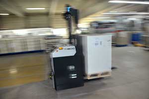 Vier fahrerlose Transportsysteme bewegen sich durch die Produktionshallen. Mit Hilfe der Roboter kann die rlc | packaging group den Materialfluss im Werk verbessern und die Produktivität steigern.