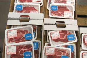 Für die Blow-on-Etikettierung von Fleisch- und Wurstwarenverpackungen: Das neue Haftmaterial HERMAperfectTack haftet schnell und stark, besonders wenn es kalt und feucht ist.