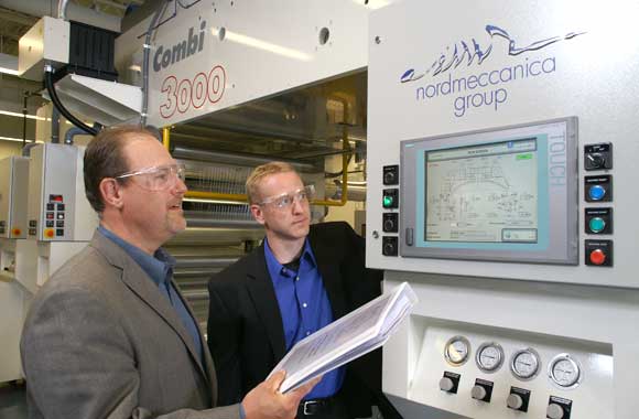 Brian Glasbrenner (links) und Brendon Kryzer, H.B. Fuller, zum neuen Kaschierkleber Flextra Quiet™: "PLA-Folien müssen nicht laut sein."