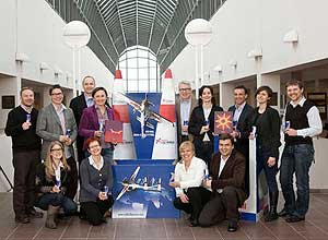 Repräsentanten von Red Bull and TFP-Grafika übernahmen den Kemiart Forerunner-Preis im Februar 2011 und feierten dies mit dem Team von M-real Kemiart Liners in Arktikum, Rovaniemi, Finnland.