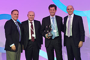 v.l. Michael B. Polk (President, Global Foods, HPC Unilever), Siegfried Jacobi (VP PES Smurfit Kappa), Tony Smurfit (President and COO Smurfit Kappa), Mark Taylor (VP Procurement Commodities Unilever) . Tony Smurfit: "Wir freuen uns sehr über diese Auszeichnung und die Anerkennung unseres Sustainability-Ansatzes durch Unilever."