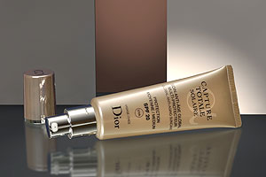 Die Tube "Capture Total Dior" vereint Funktionalität und exklusive Anmutung von Verschlusssystem und Tubenkörper.