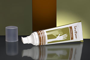 Bei der "Dispenser-Tube" aus Aluminium von Linhardt wird ein Airless-Spender-System auf eine Aluminiumtube aufgeprellt.
