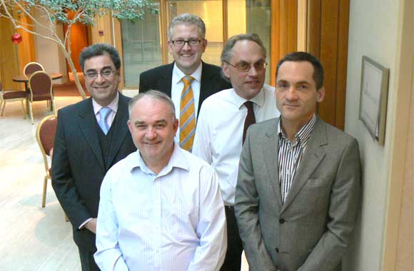 Die Juroren der Alufoil Trophy 2011:  Im Vordergrund von links nach rechts: Juryvorsitzender Alan Moffat, Verpackungsentwickler bei H. J. Heinz R&D, und Jean-Paul Duquet, Novelis, Vorsitzender der EAFA Kommunikations-Gruppe. Im Hintergrund von links nach rechts: Khosrow Tahmasibi, Coppice Alupack, stellvertretender Vorsitzender der EAFA-Behältergruppe, sowie Wolfgang Winkels, Hydro Aluminium, Mitglied der EAFA-Walzgruppe, und Franz Reiterer, Constantia Teich, Flexible Packaging Europe.